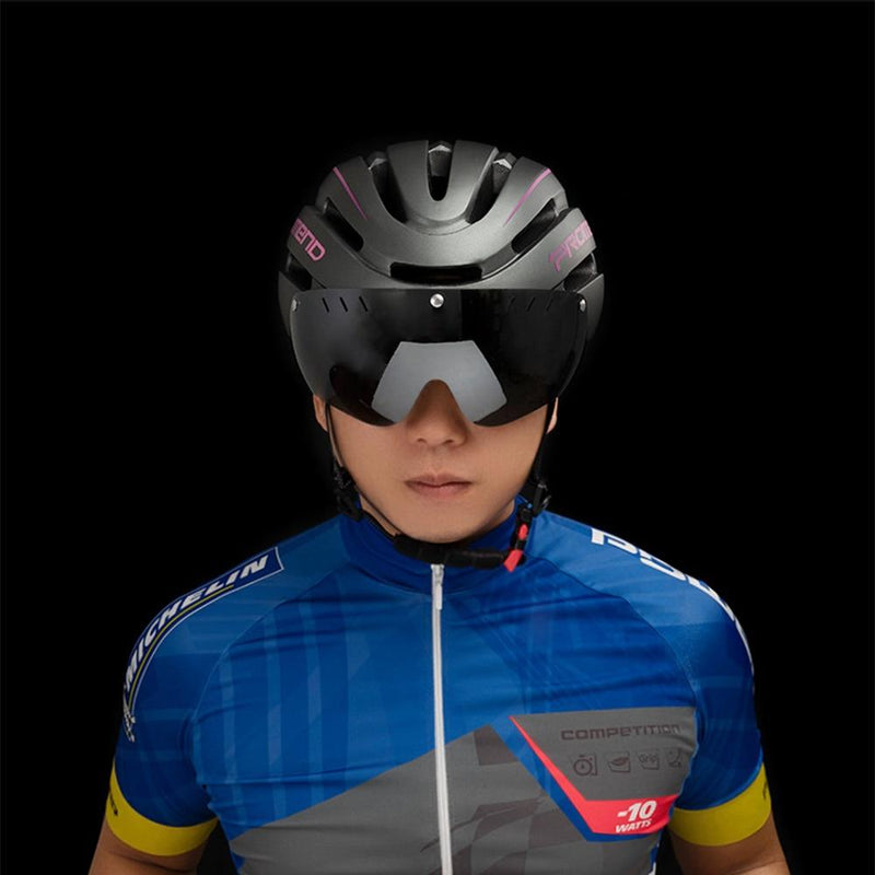 homem-usando-capacete-ciclismo-promed-com-3-viseiras-cor-preta-compreinhome