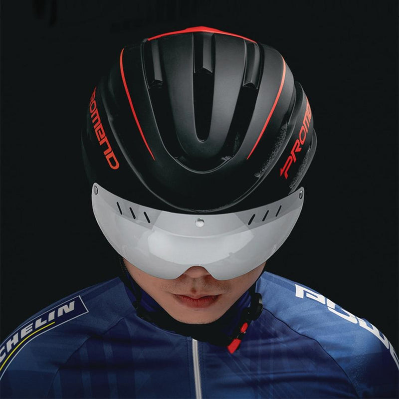 ciclista-usando-capacete-ciclismo-promed-com-3-viseiras-magnetica-cor-preta-laranja-compreinhome